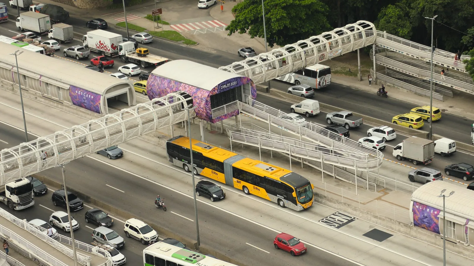 Passarela e estações metálicas do BRT Transbrasil sobre a Avenida Brasil