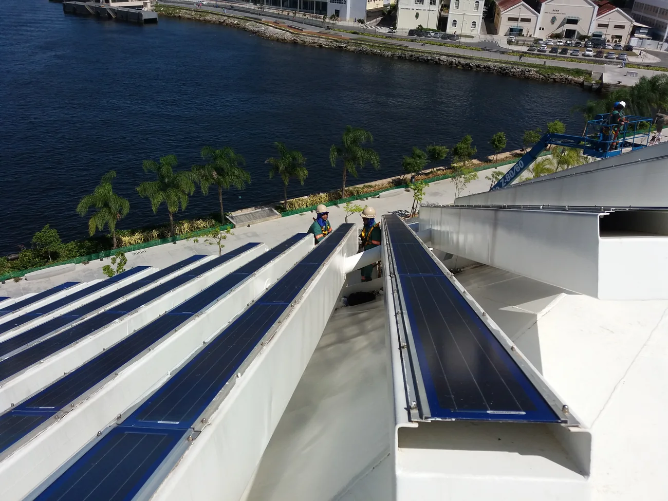 Cobertura metálica e painéis solares do Museu do Amanhã