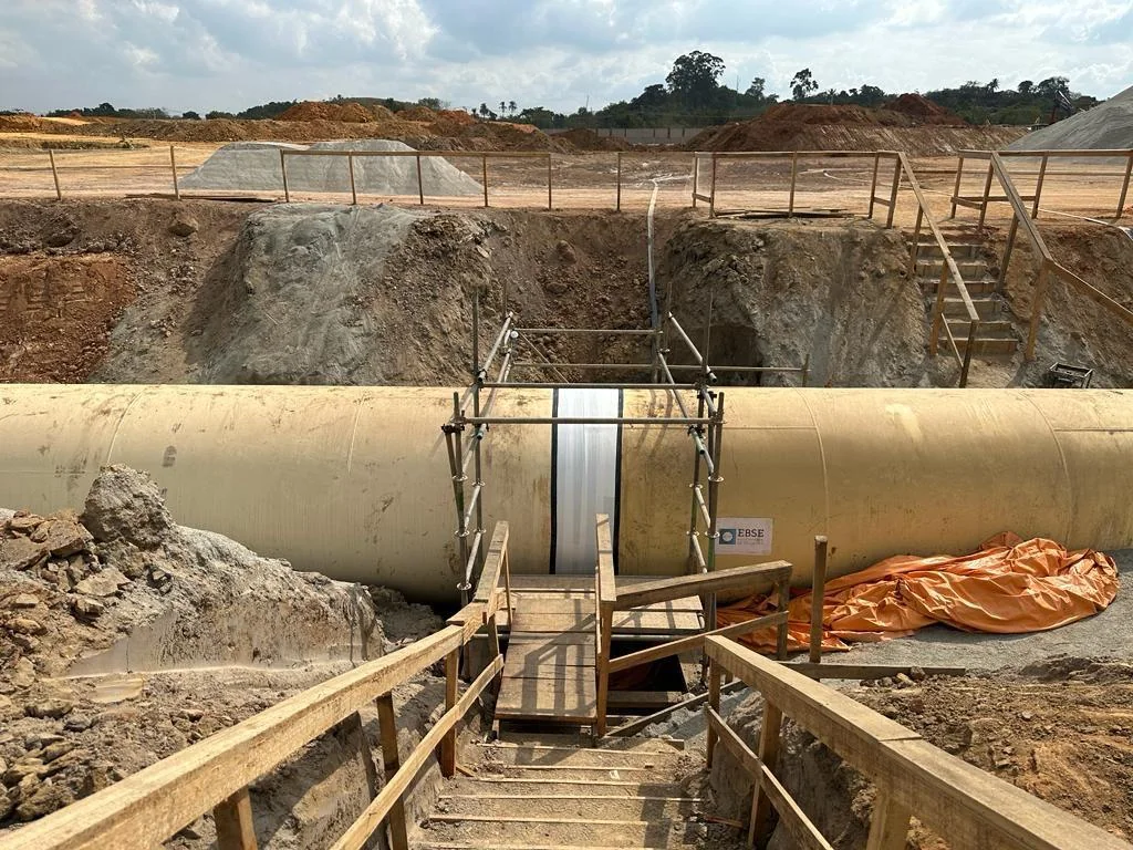 Tubulações de grande diâmetro no reservatório de Marapicu