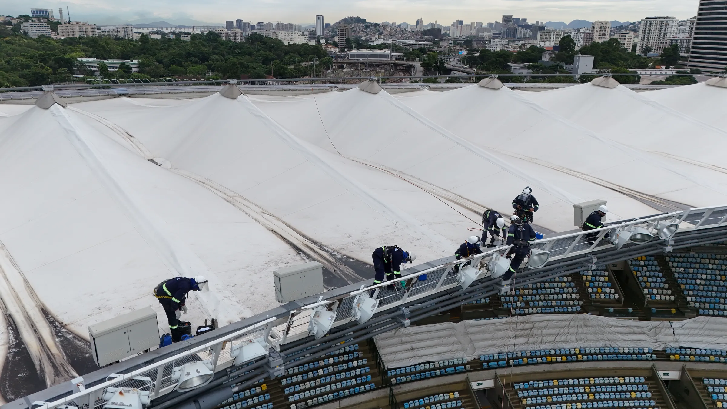 Manutenção da cobertura metálica do Maracanã com equipe de acesso por corda