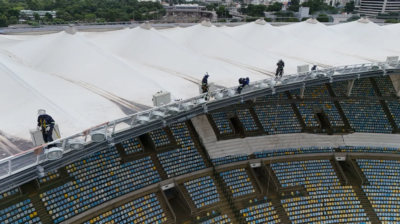 Equipe em acesso por corda e registro por drone na cobertura do Maracanã