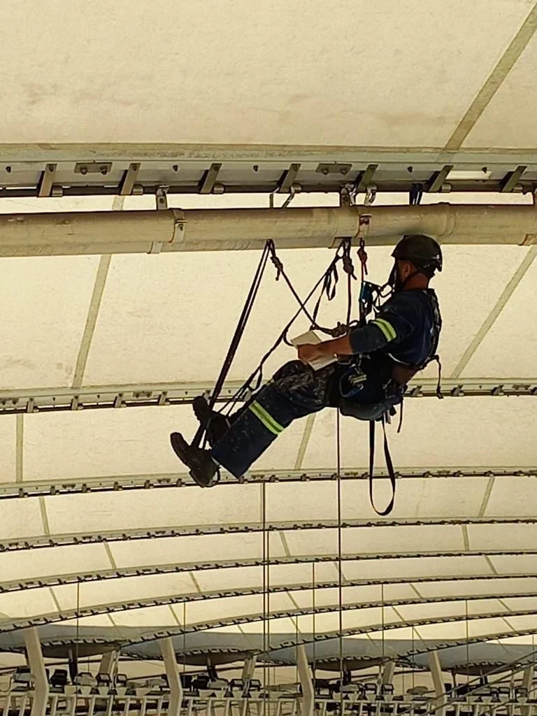 Inspetor certificado examinando a estrutura em altura