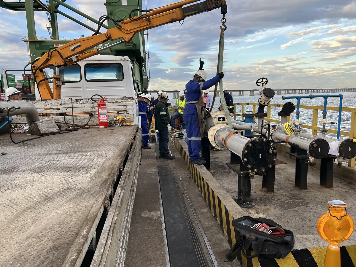 Equipe da Ramalho em montagem de tubulações em terminal portuário